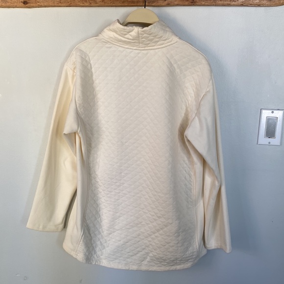 NWOT quilted turtle neck sweatshirt. - Picture 5 of 7